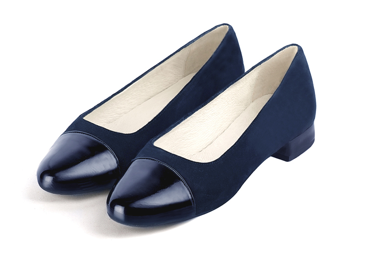  elegant ballet flats, with low heels. . .